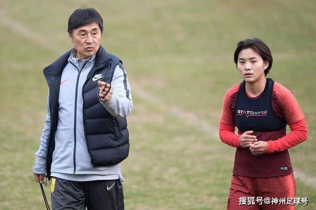 佟丽娅首次谈春晚主持引发的风波与谣言